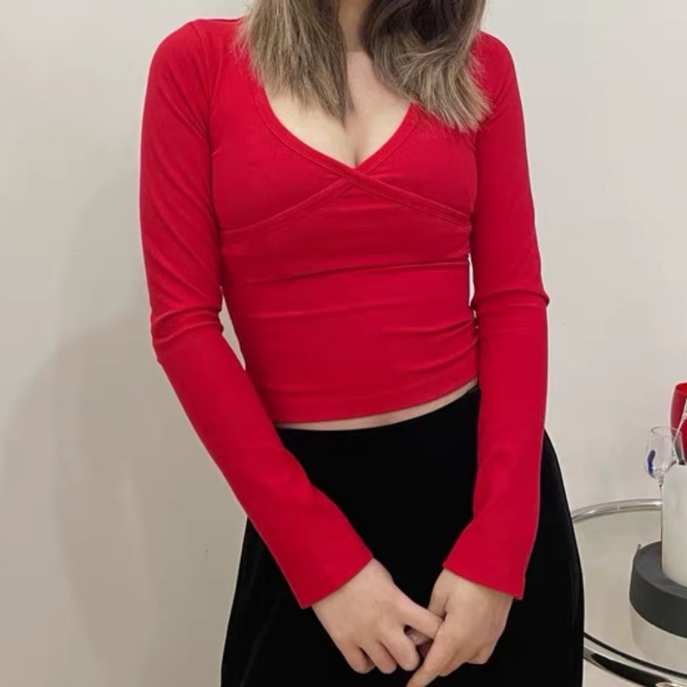 v-neck red knitted top
